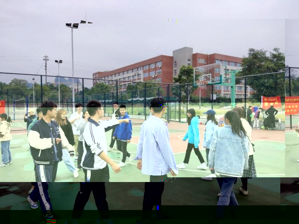 一群人在跑步描述已自動生成
